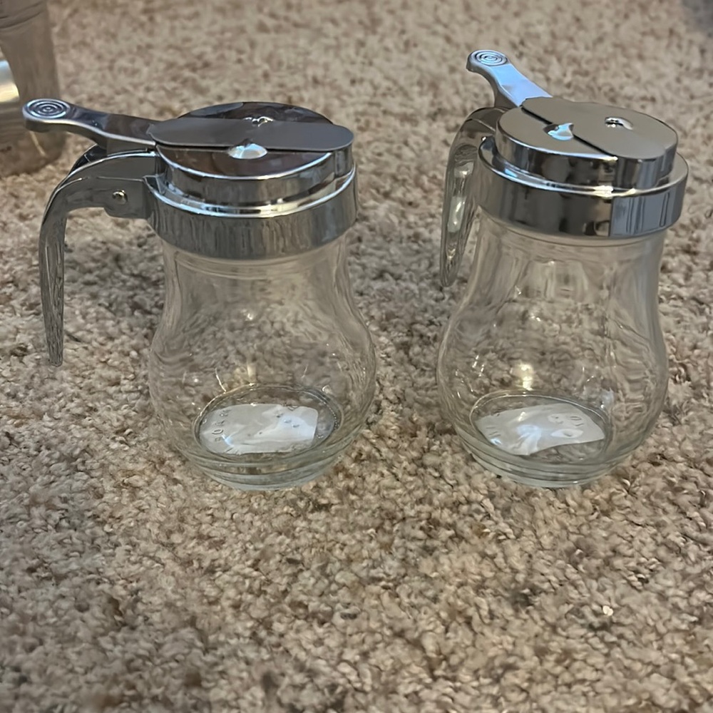Liquid pourer.